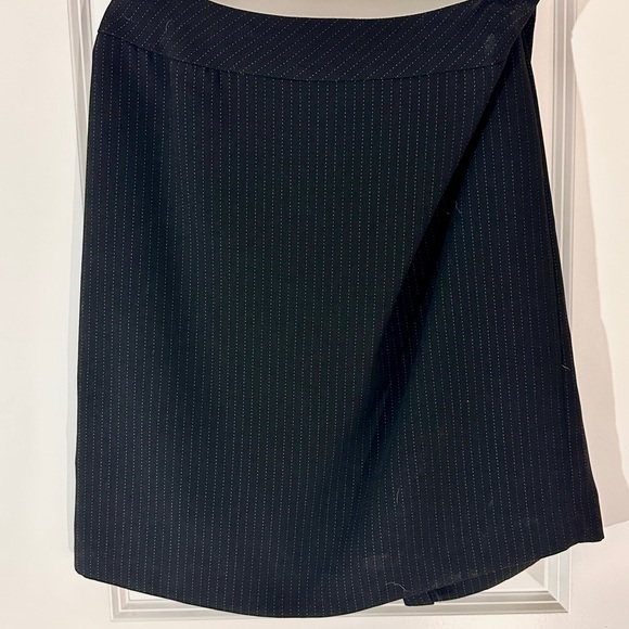 Tahari Petite Size 8 Black Pinstripe Suit – Polished & Professional! - Picture 4 of 5